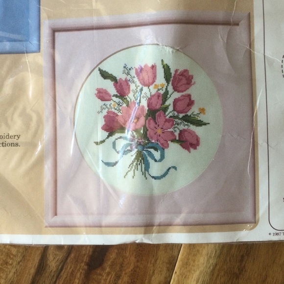 ✔️Vintage 1987 Creative Circle 1682 Tulip Bouquet Cross Stitch Kit - Picture 3 of 5